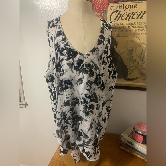 Simply Vera Vera Wang Black and White Floral Sleeveless Blouse - Picture 1 of 11
